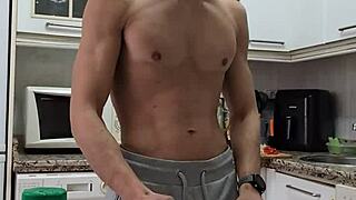 cocino una tortilla me desnudo me pajeo y me corro sobre la comida