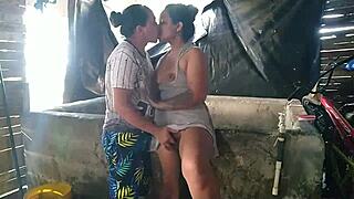 Tenemos escasez de agua en el barrio as� que voy al pozo de la vecina para que me regale agua y tambi�n una buena follada.