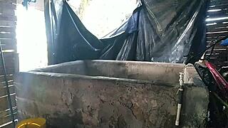 Tenemos escasez de agua en el barrio as� que voy al pozo de la vecina para que me regale agua y tambi�n una buena follada.