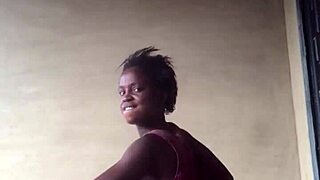 Crazy Bitch Twerks Sexy Big Ass Outdoors!