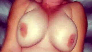 Hän voihkii, nussi minut syvään kun olen silmät sidottuna