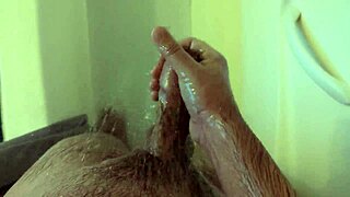 Masturbasi solo di kamar mandi amatir homemade seru abis