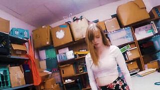 18 साल की टीन चोर लंड चूसती है और हार्ड बंग होती है