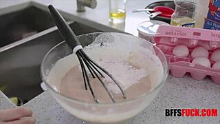 tri tinejdžerke 18+ 18+ devojke peku i tresu dupe za gospodara