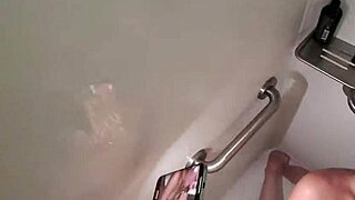 Blowjob Di Pancuran Awam POV Dengan Isteri Panas