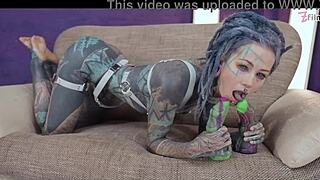 Anuskatzz takes it deep in her ass and swallows