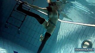 Sem vroča Madžarka 18+ Petra v bazenu, brez dlak in gladka za podvodno norijo. Velike joške skačejo.