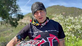 Blondinen med boble-rumpe i thong på strandfest får monster-kuk