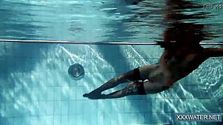 Saya Remaja 18+ Hungary Petra Yang Panas Di Kolam, Botak Dan Dicukur Untuk Fun Bawah Air. Tetek Besar Melantun.