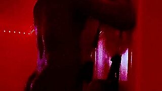 Amatorska para głaszcze moją twarz powoli aż spuszczam się w usta. Skuta kajdankami i ruchana mocno 😈