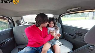 Follandome A Una Chica Pequeña Y Sexy En Un Carro En Movimiento