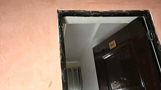 Islak Sarah'ı koltukta sertçe siktim ta ki sertçe boşalana kadar, çok yoğun!