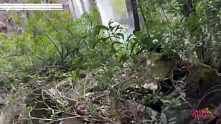 fomos pegos transando na cachoeira de férias com damiana
