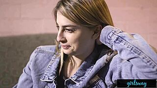 Hei, Kristen Scott fra Girlsway Fantaserer om Jenter Mens Hun Rører Seg Utendørs.