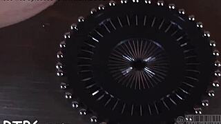 Drsné bičování pro toho okouzlujícího anděla 😈