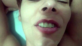 coroa tirando virgindade do novinho, gemendo ao ver ele encher buceta de porra