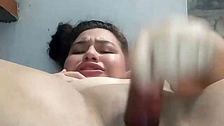 perra zorra se masturba y lanza un chorro enorme