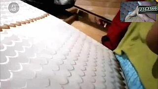 Ese día estaba súper caliente y tuve mi primera videollamada. Le mostré mi coño peludo a mi compadre para que se masturbe, ¡qué rico!