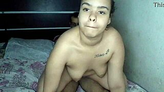 Новинка сидит мило в юбке-джинсах, согнута в догги