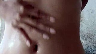 Lihat bagaimana gadis latina gemuk berlekuk ini mandi di bawah kamera pengintip!