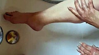 Dreckige Füße In Der Badewanne Waschen