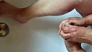 Dreckige Füße In Der Badewanne Waschen