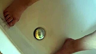 Dreckige Füße In Der Badewanne Waschen