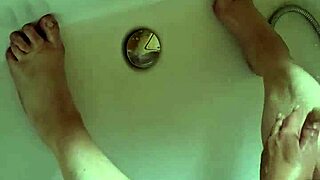 Dreckige Füße In Der Badewanne Waschen