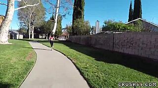 Owłosiona cipka chciwej na pieniądze tatusia pasierbicy 😏