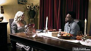 Çift Üvey Oğlunun Siyah Arkadaşını Grup Anal Eğlencesi İçin Davet Eder