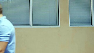 Realitní agentka Shay Sights uplácí nového klienta horkým sexem, ohýbá se pro doggystyle a cum