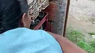 mi vecino me espera a la entrada de mi puerta con la verga parada