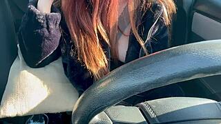 İtalyan Artemisia Love arabada güneş ışığında büyük göğüslerini gösteriyor!