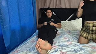 estaba jugando videojuegos y mi hermanastra quiere que la folle