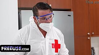 Freeuse pis doktor ev arkadaşlarını oral binicilik üçlüyle avlıyor