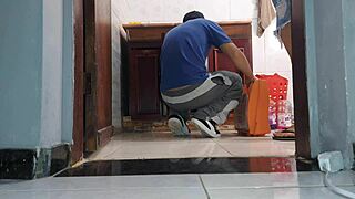 Mulher De Corno Recebe Vizinho Encanador De Saia Sem Calcinha