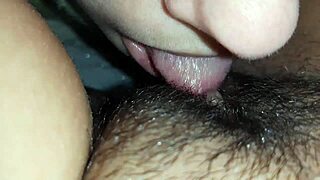 Pasangan lesbian makan memek berbulu dalam video close-up