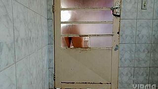 Fascinating Behind The Door Twerking