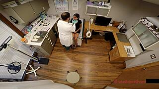 Obligatorisk Lægeundersøgelse for Søde Ny Elev Med Små 18+ Patte Af Doktor Tampa