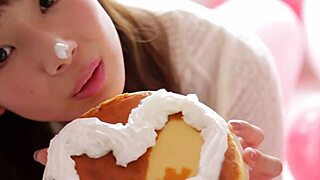 요, Saka Okada가 실키 아시안 비키니로 멋져