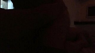 Gapię się na wielką dupę tej blond nastolatki 18+ dziwki, taka kusząca