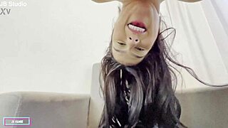 Novinha Virgem Perde Cabaço com Negro em Close-Up Molhado