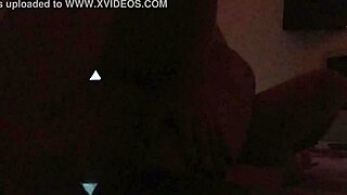 Gapię się na wielką dupę tej blond nastolatki 18+ dziwki, taka kusząca