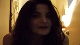 mollyjanexxx explaining her big natural tits 😊