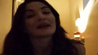 mollyjanexxx explaining her big natural tits 😊