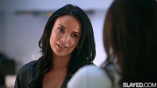 Lärare Anissa lär passionerat student Violet en sexig lektion med kyssar