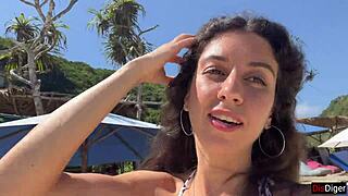 Essa gata chupou meu pau na praia pública e andou pela areia com porra na cara - gozada praia