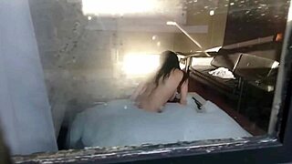 Špijuniram latinsku kurvu koja dobija kurac u dupe