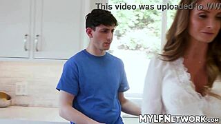 Silvia and Nick can't wait to please each other in the kitchen while chatting with their guest 😏