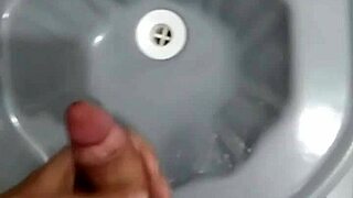 Batendo Punheta no Banheiro Depois do Jogo de Futebol